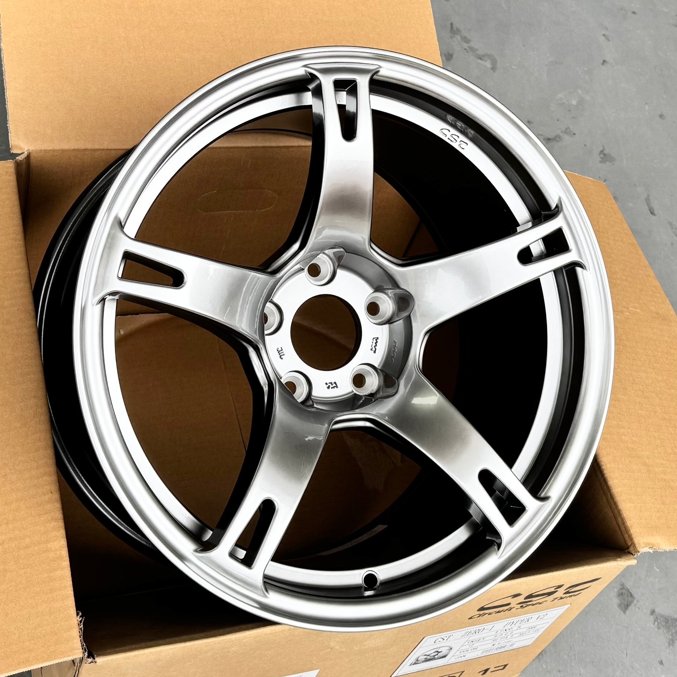 CST Zero-1 Hyper V2 18X9.5J Metal Silver