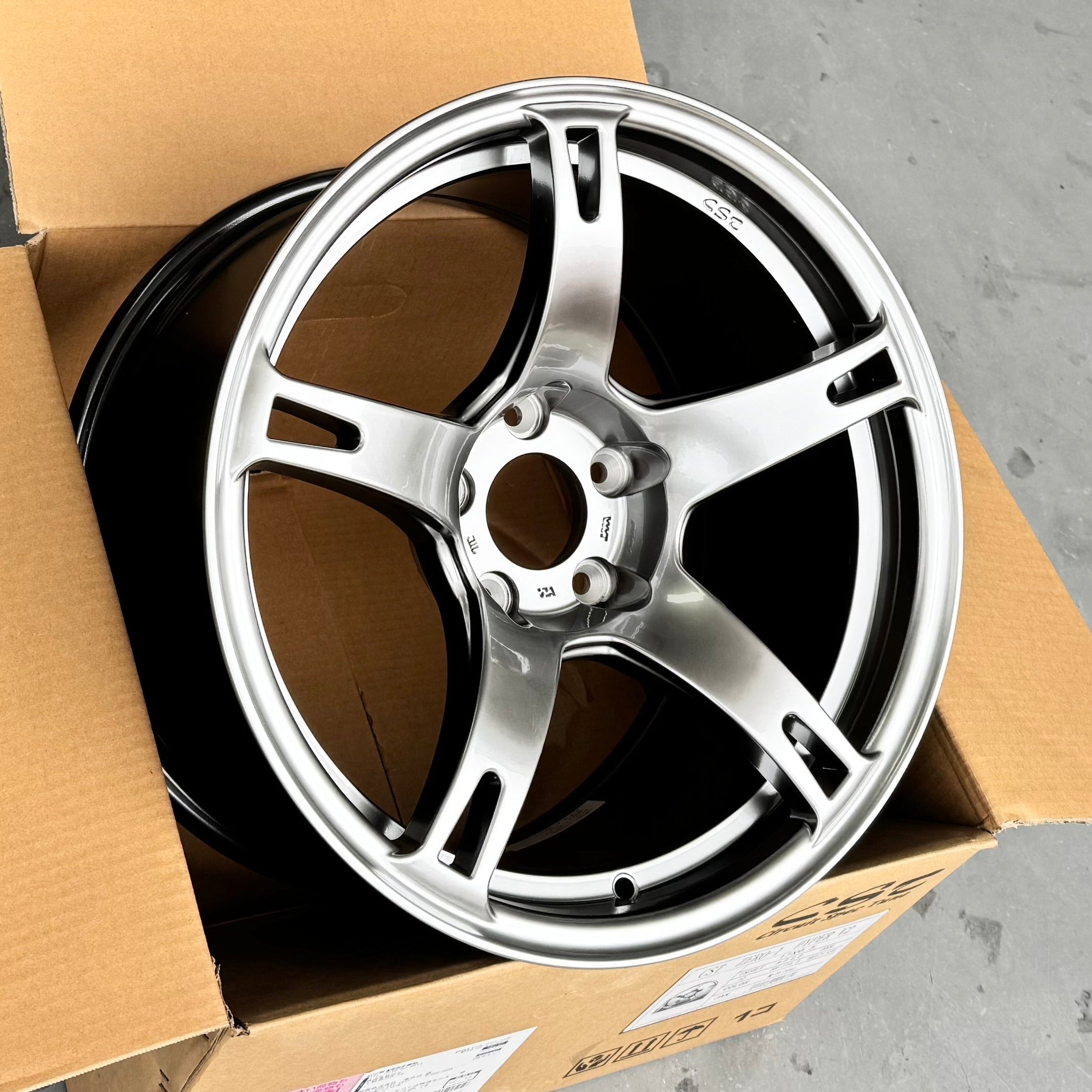 CST Zero-1 Hyper V2 18X9.5J Metal Silver