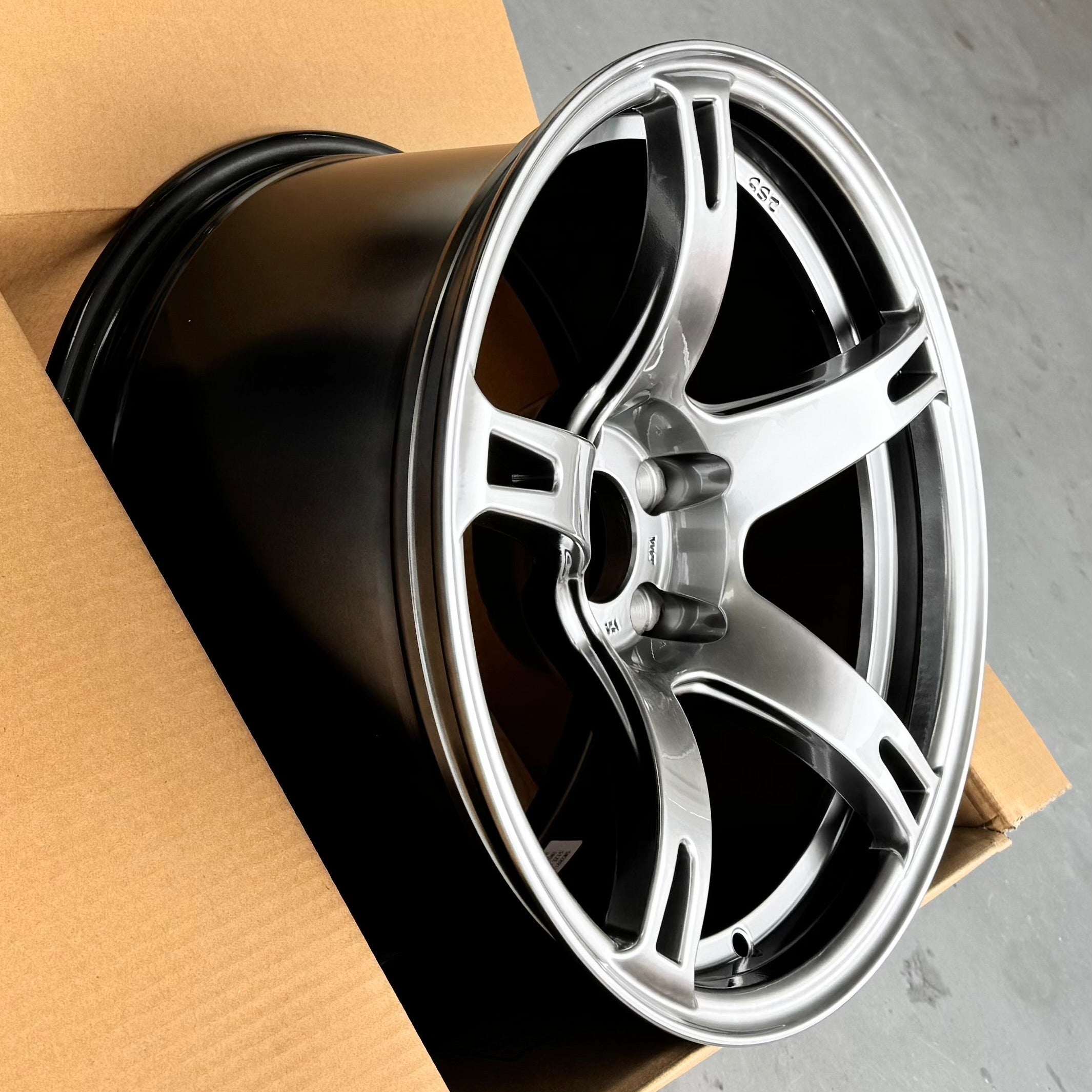 CST Zero-1 Hyper V2 18X9.5J Metal Silver