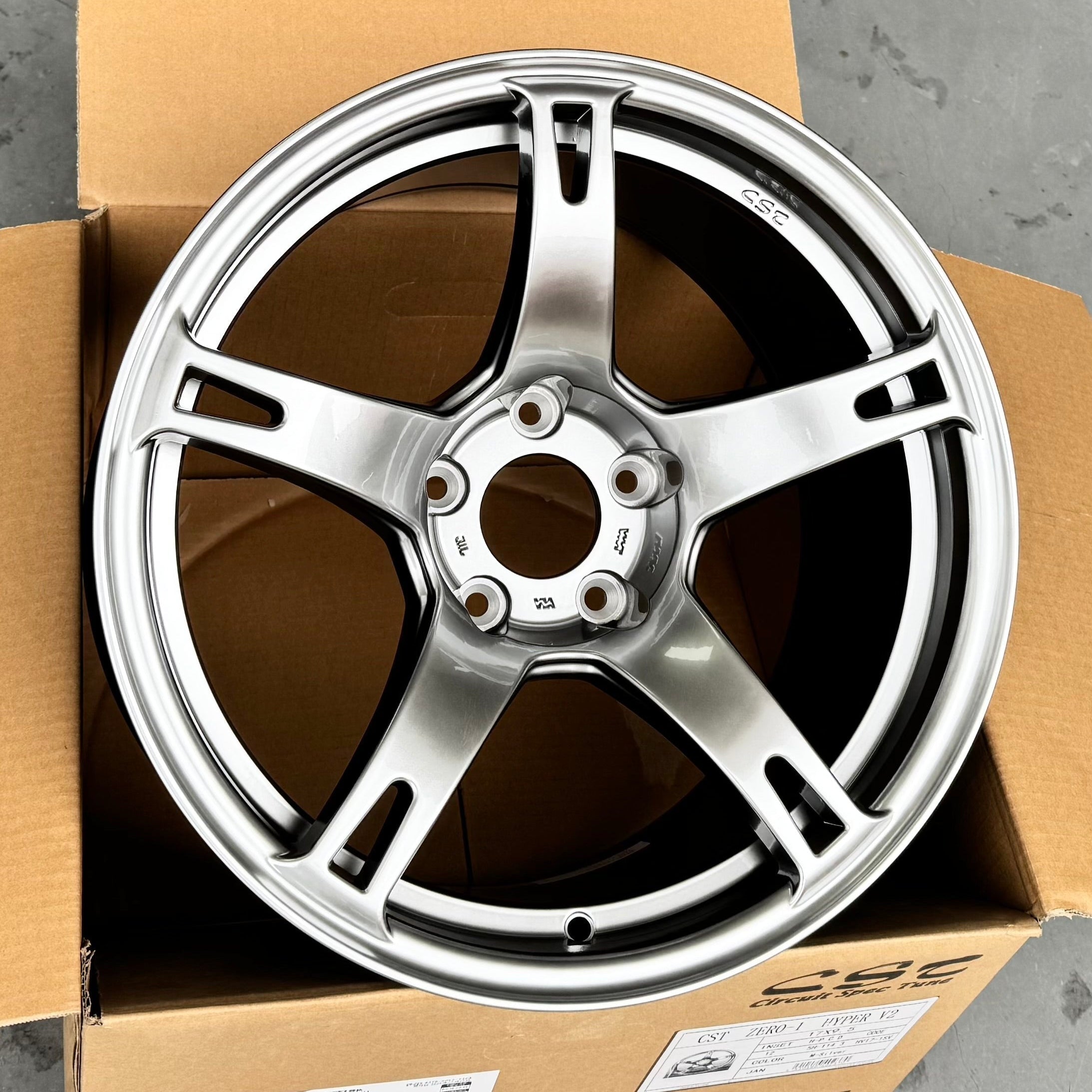 CST Zero-1 Hyper V2 18X9.5J Metal Silver
