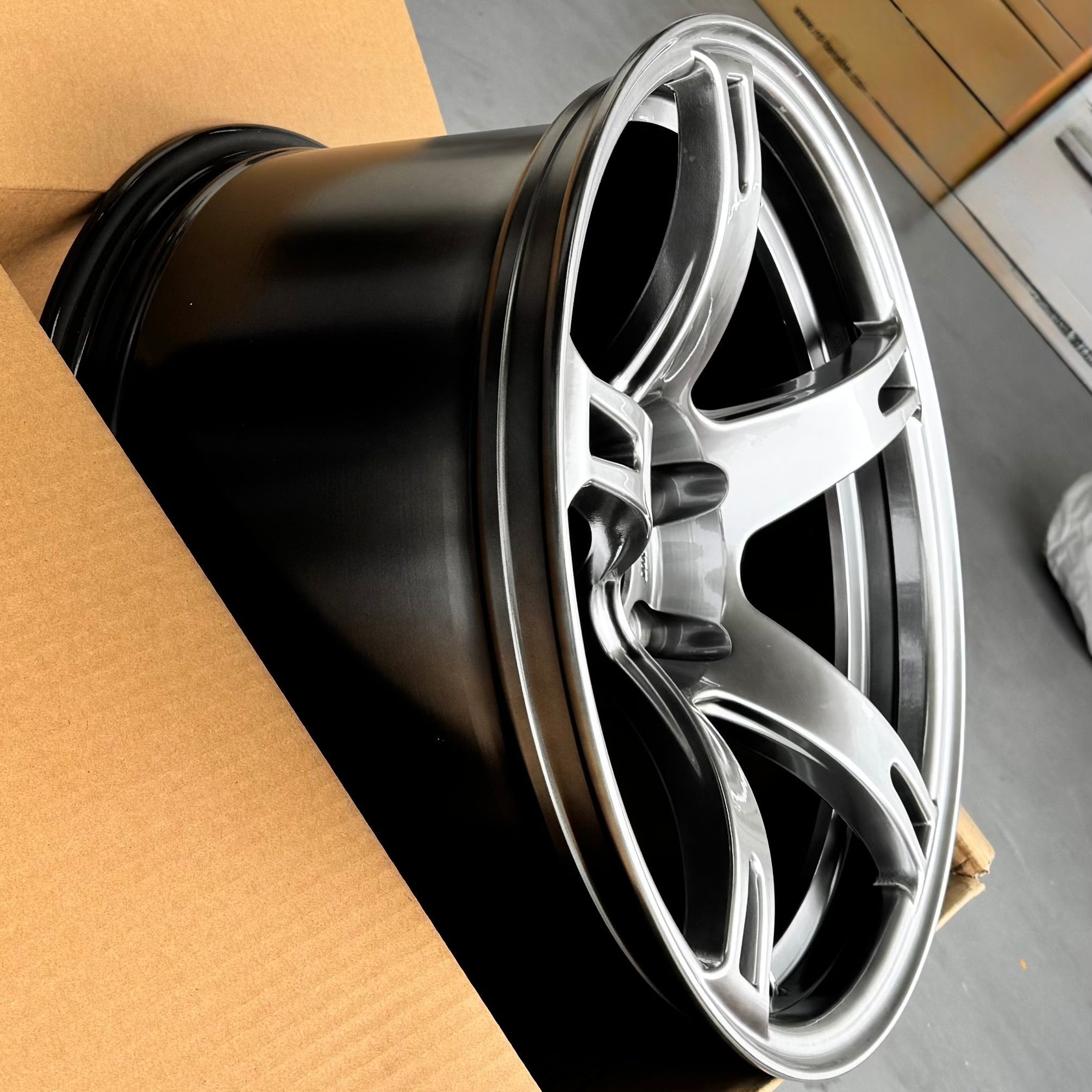 CST Zero-1 Hyper V2 18X9.5J Metal Silver